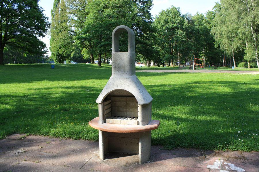 Für höchsten Brutzel-Komfort sorgen im Stadionbad die fest installierten Grills am hinteren Ende des Areals. Geschützt vor der Hitze kann dann im Schatten einer der zahlreichen Bäume gemütlich gegessen werden. Wer keine eigenen Getränke dabei hat, kann diese im dortigen Restaurant kaufen.
