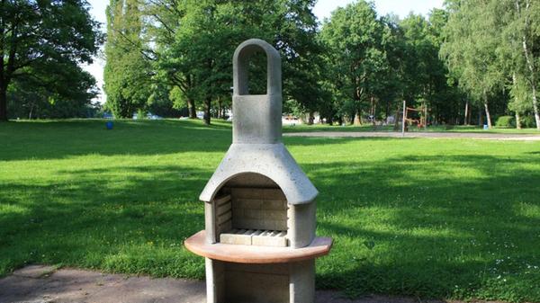 Für höchsten Brutzel-Komfort sorgen im Stadionbad die fest installierten Grills am hinteren Ende des Areals. Geschützt vor der Hitze kann dann im Schatten einer der zahlreichen Bäume gemütlich gegessen werden. Wer keine eigenen Getränke dabei hat, kann diese im dortigen Restaurant kaufen.
