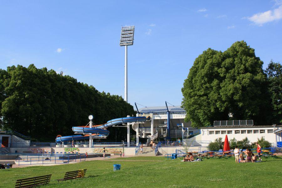Bald beginnt in Nürnberg wieder die Freibadsaison. Wer das Planschen mit einem leckeren Grillwürstchen kombinieren möchte, ist im Stadionbad in der Hans-Kalb-Str. 42 genau richtig.