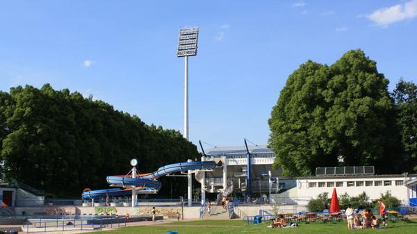 Bald beginnt in Nürnberg wieder die Freibadsaison. Wer das Planschen mit einem leckeren Grillwürstchen kombinieren möchte, ist im Stadionbad in der Hans-Kalb-Str. 42 genau richtig.