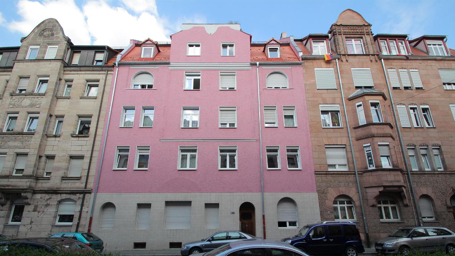 Der graue Fliesenspiegel im Parterre lässt dieses an sich schöne rosafarbene Reformstil-Mietshaus in der Südstadt aussehen wie eine angegrabbelte Leberwurst.  