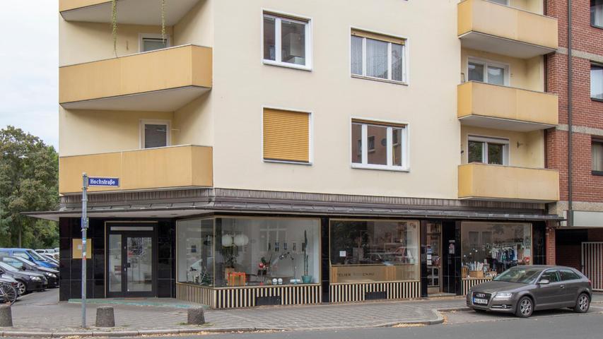Ein Träumchen der Wirtschaftswunder-Architektur ist die Ladenzone des Eckhauses Bleichstraße 2, geschaffen um 1960. Hier zeigt sich: Sogar schwarze Fliesen können am Außenbau richtig schick aussehen – wenn’s gut gemacht ist. 