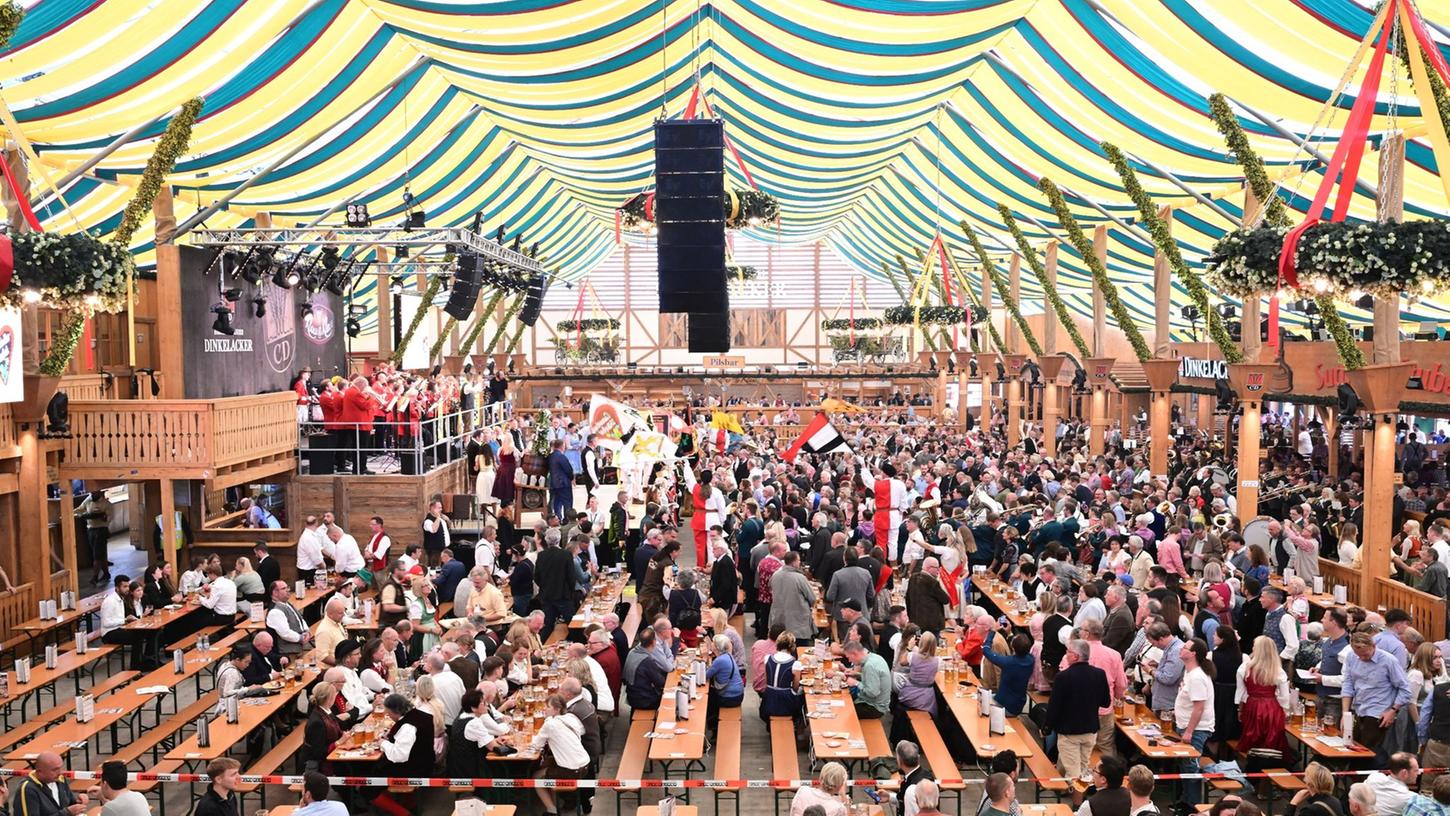 Besucher des Cannstatter Volksfests in einem Bierzelt. Der "Wasen" ist nach dem Münchner Oktoberfest das zweitgrößte Volksfest in Deutschland.