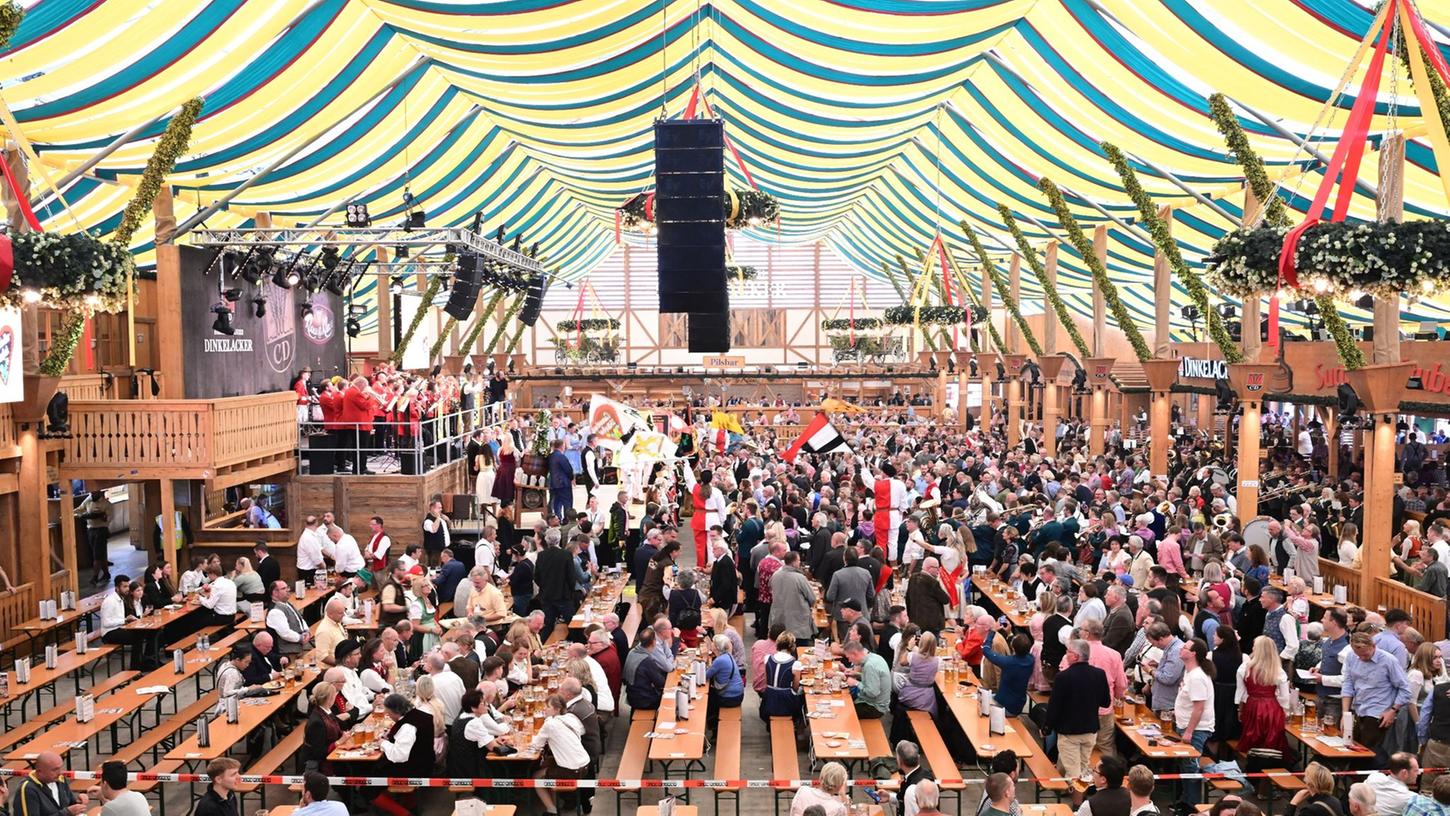 Besucher des Cannstatter Volksfests in einem Bierzelt. Der "Wasen" ist nach dem Münchner Oktoberfest das zweitgrößte Volksfest in Deutschland. Besucher des Cannstatter Volksfests in einem Bierzelt. Der "Wasen" ist nach dem Münchner Oktoberfest das zweitgrößte Volksfest in Deutschland.
