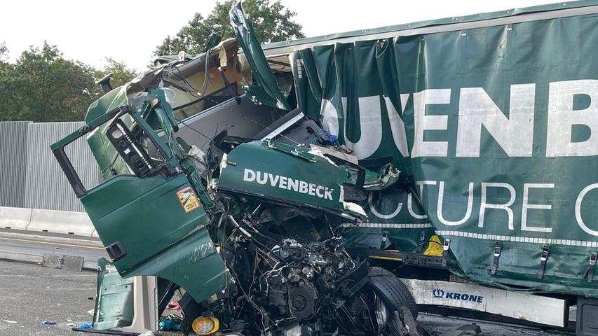Zwei Lkw-Fahrer wurden mit schwersten Verletzungen per Hubschrauber in ein Krankenhaus geflogen. Die Verkehrspolizei Erlangen nahm vor Ort den Unfall auf. Dabei wurden die Beamten auch von einem Gutachter unterstützt.
