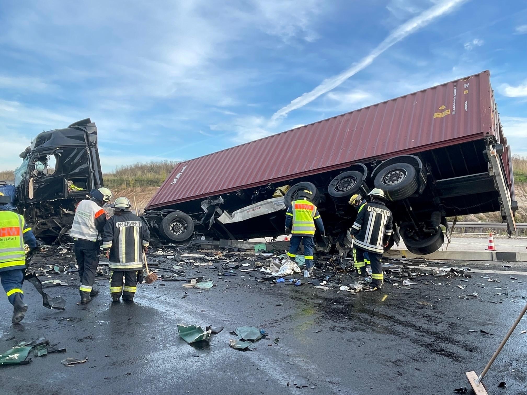 Wie die Polizei zudem mitteilte, werden sich die Aufräumarbeiten noch bis in die Nacht erstrecken.