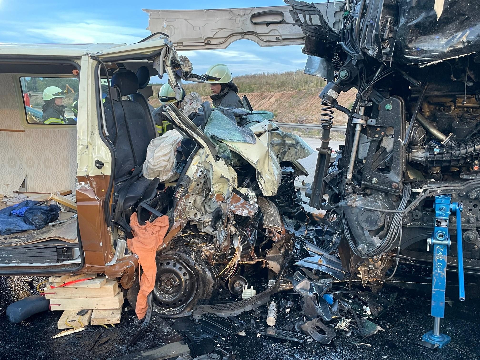 Dabei kollidierte der Laster mit einem in Fahrtrichtung Nürnberg fahrenden Lkw. Ein zur gleichen Zeit in Fahrtrichtung Würzburg fahrender VW-Bus geriet aufgrund des Unfalls ebenfalls auf die Gegenfahrbahn und kollidierte dabei mit demselben Lkw.