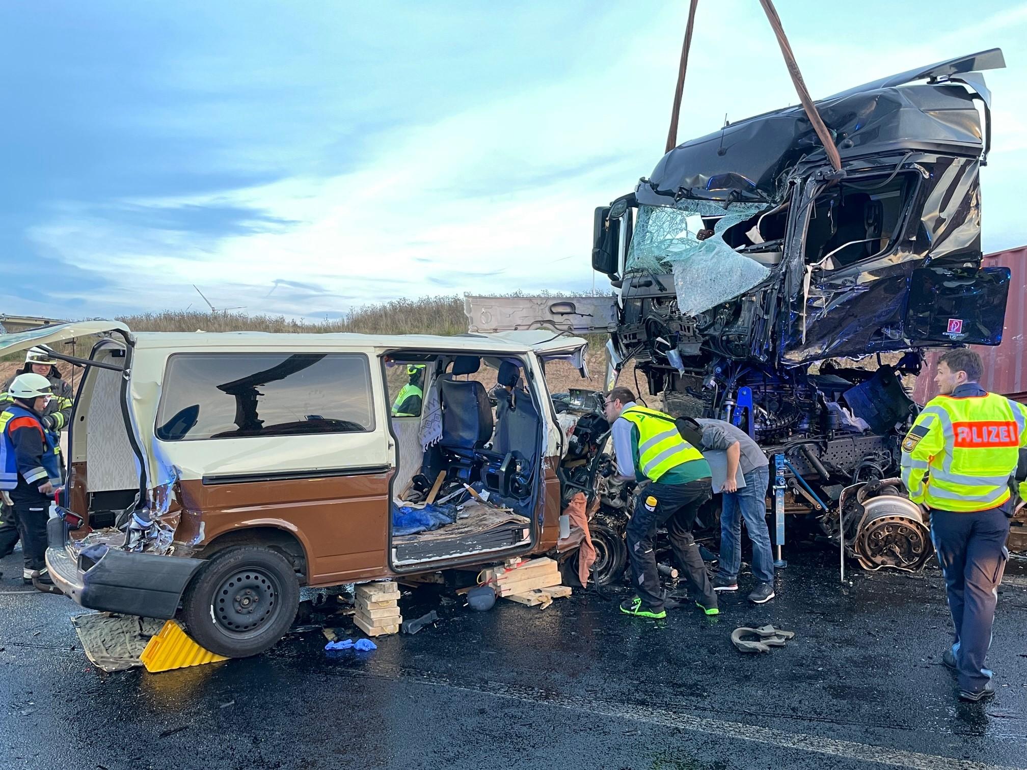 Für beide Insassen des VW-Busses – ein 58-jähriger Fahrer sowie seine 50-jährige Beifahrerin - kam jede Hilfe zu spät. Sie konnten nur noch tot aus dem Fahrzeug geborgen werden.