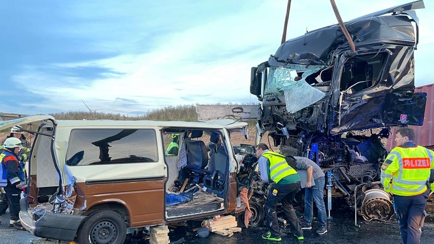 Für beide Insassen des VW-Busses – ein 58-jähriger Fahrer sowie seine 50-jährige Beifahrerin - kam jede Hilfe zu spät. Sie konnten nur noch tot aus dem Fahrzeug geborgen werden.
