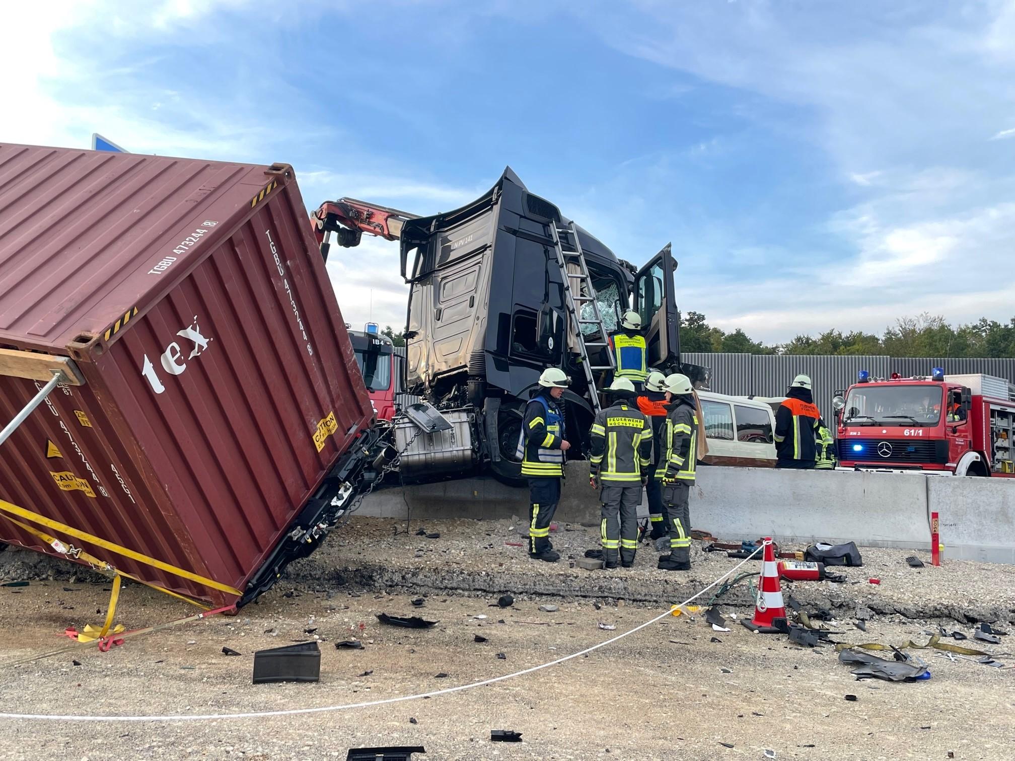 Laut ersten Ermittlungen der Polizei kam wohl aus noch ungeklärter Ursache ein Sattelzug zwischen den Anschlussstellen Höchstadt-Nord und Schlüsselfeld nach links von der Fahrbahn ab und durchbrach dabei die Mittelleitplanken des Baustellenbereichs.