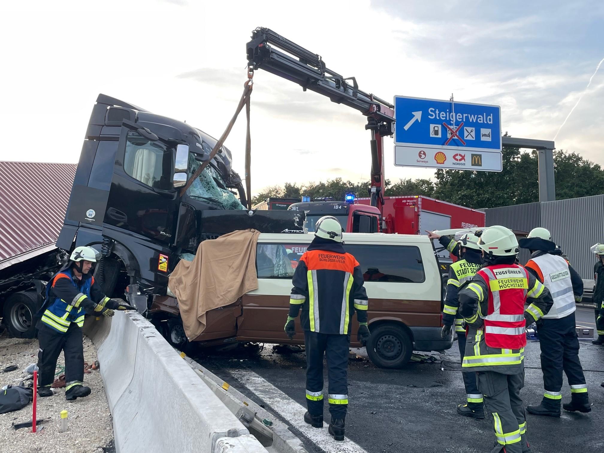 Zwei weitere Männer wurden mit schweren Verletzungen in ein Krankenhaus geflogen.