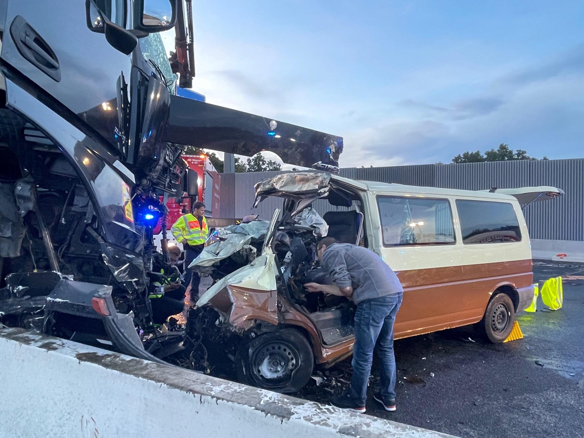 Zwei Lkws sowie ein VW-Bus waren involviert, zwei Menschen kamen ums Leben.