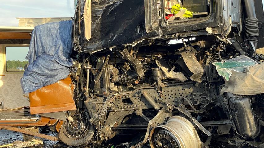 A3 stundenlang gesperrt: Zwei Menschen sterben bei schwerem Lkw-Unfall
