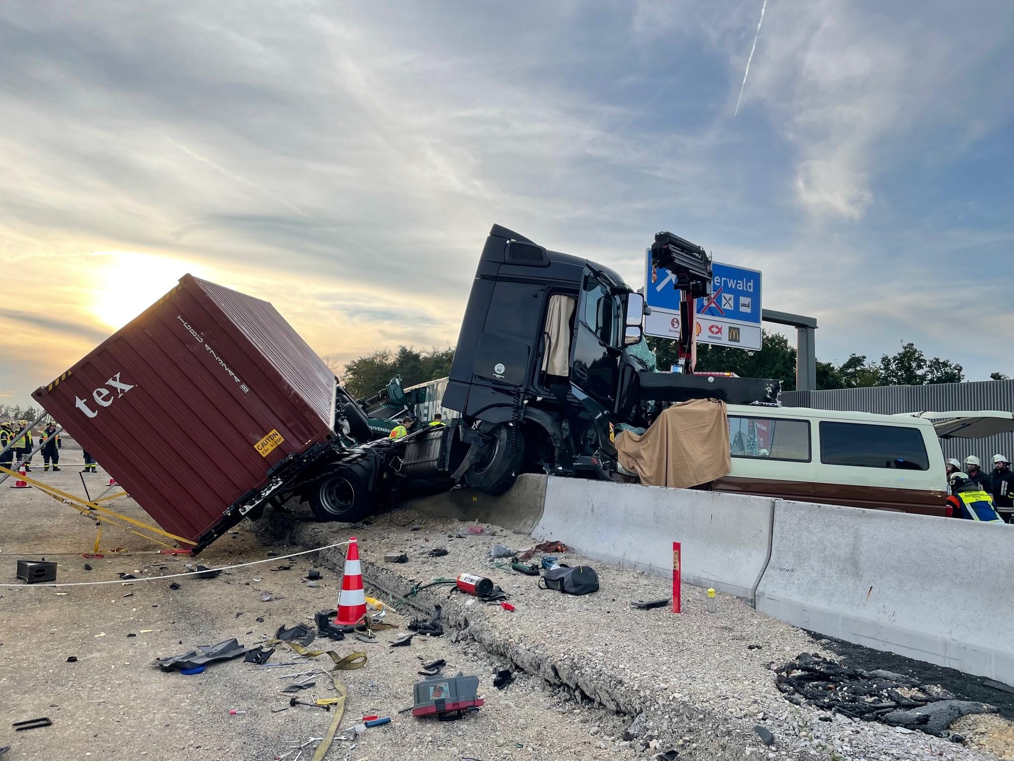 Schwerer Unfall am Freitagnachmittag auf der A3 zwischen Höchstadt Nord und Schlüsselfeld in Richtung Würzburg.