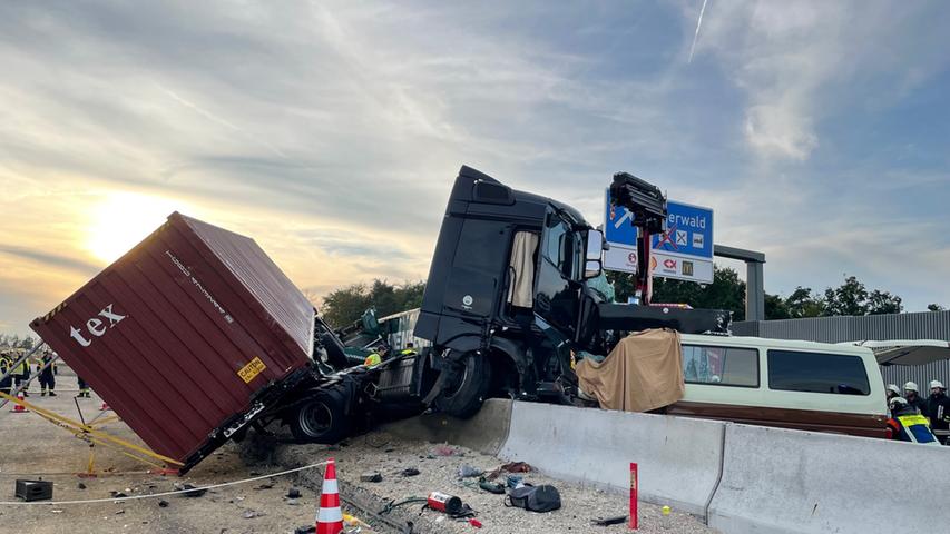 Schwerer Unfall am Freitagnachmittag auf der A3 zwischen Höchstadt Nord und Schlüsselfeld in Richtung Würzburg.
