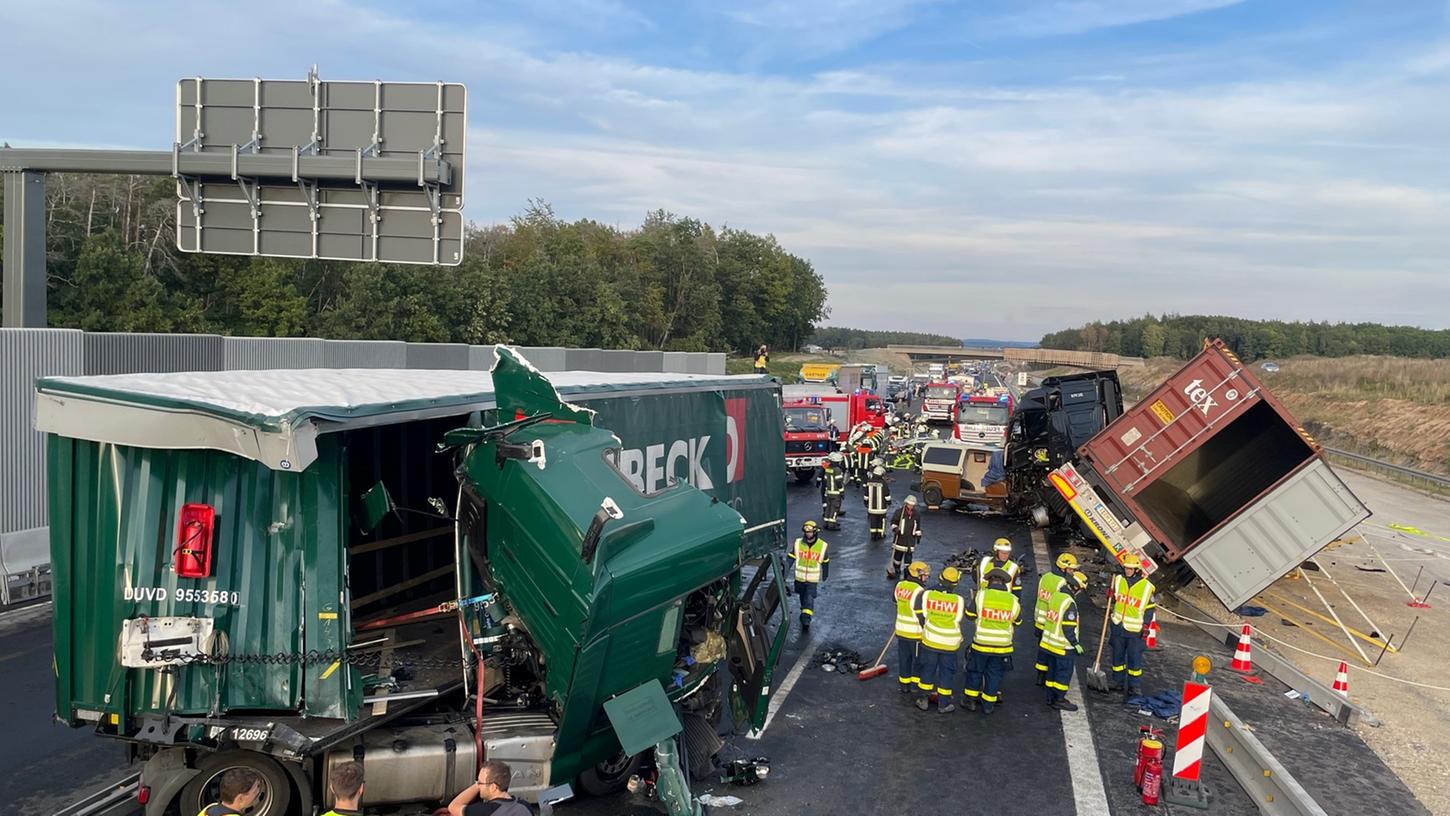 Völlig demoliert waren nach dem schweren Unfall die beiden Lastwagen und der VW-Bus. Völlig demoliert waren nach dem schweren Unfall die beiden Lastwagen und der VW-Bus.