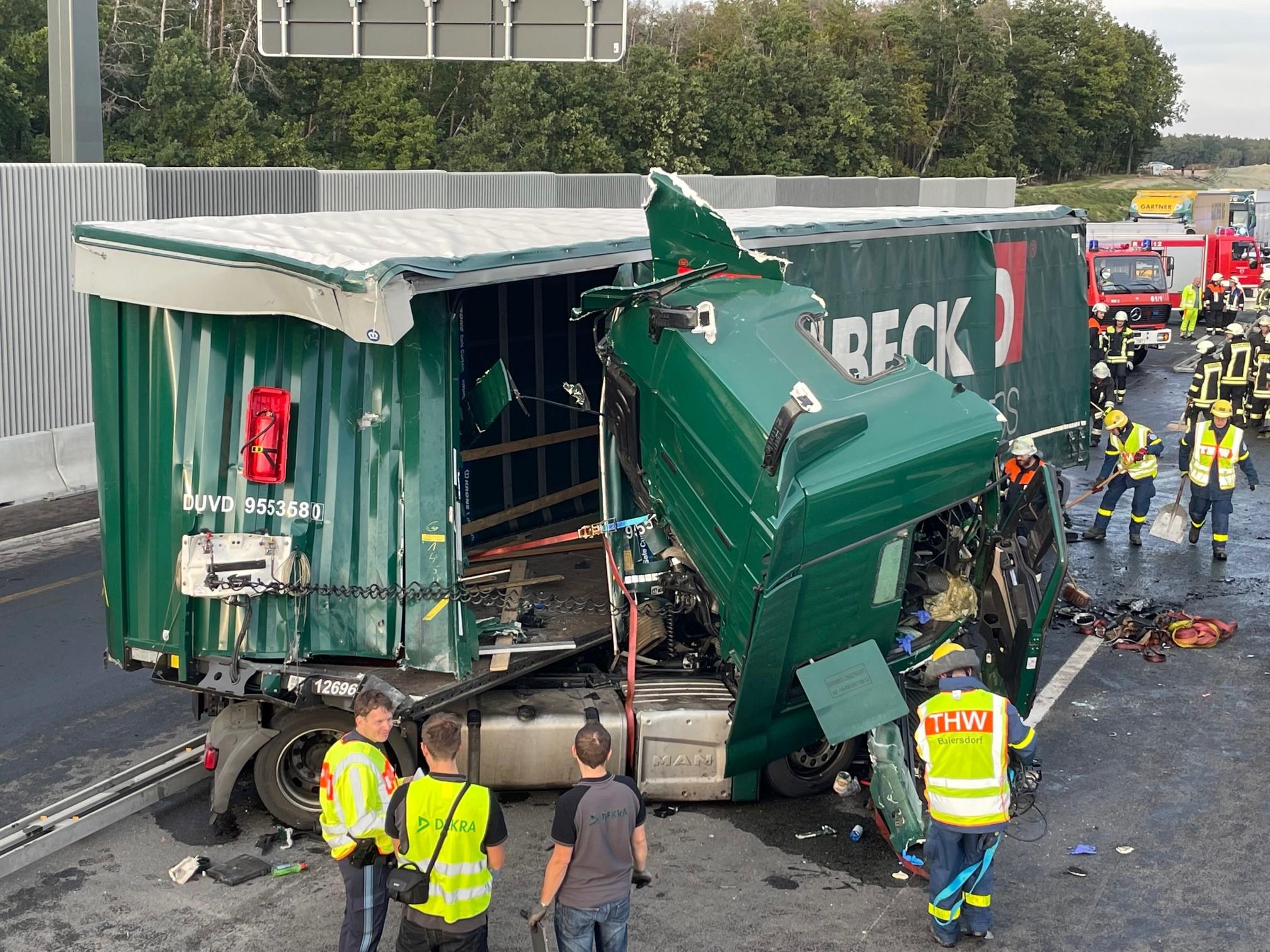 Die A3 ist für die Unfallaufnahme sowie die Aufräumarbeiten komplett gesperrt.