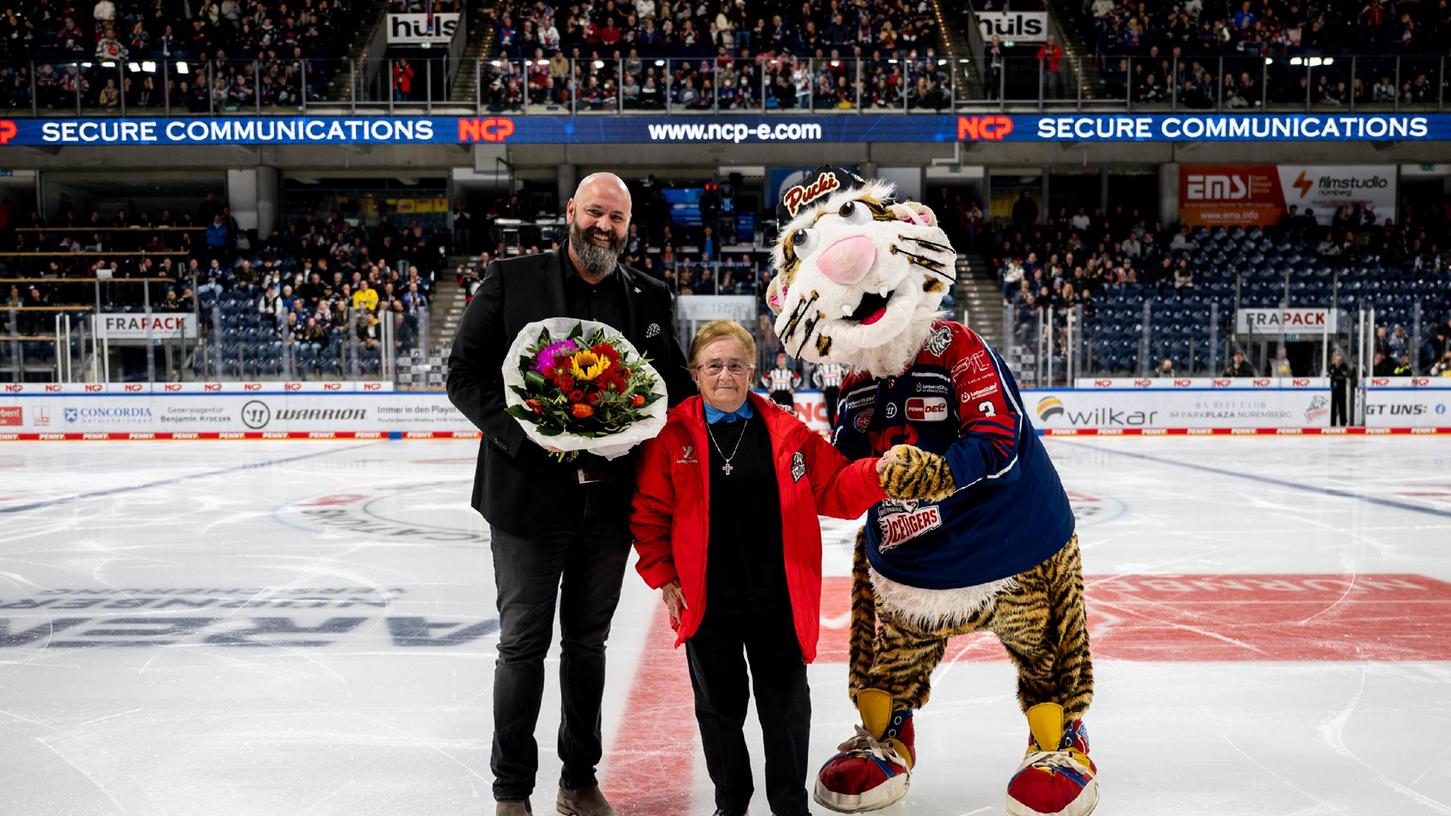 Betti Scheller, das Maskottchen der Ice Tigers, Wolfgang Gastner (links) und Pucki (rechts).  
