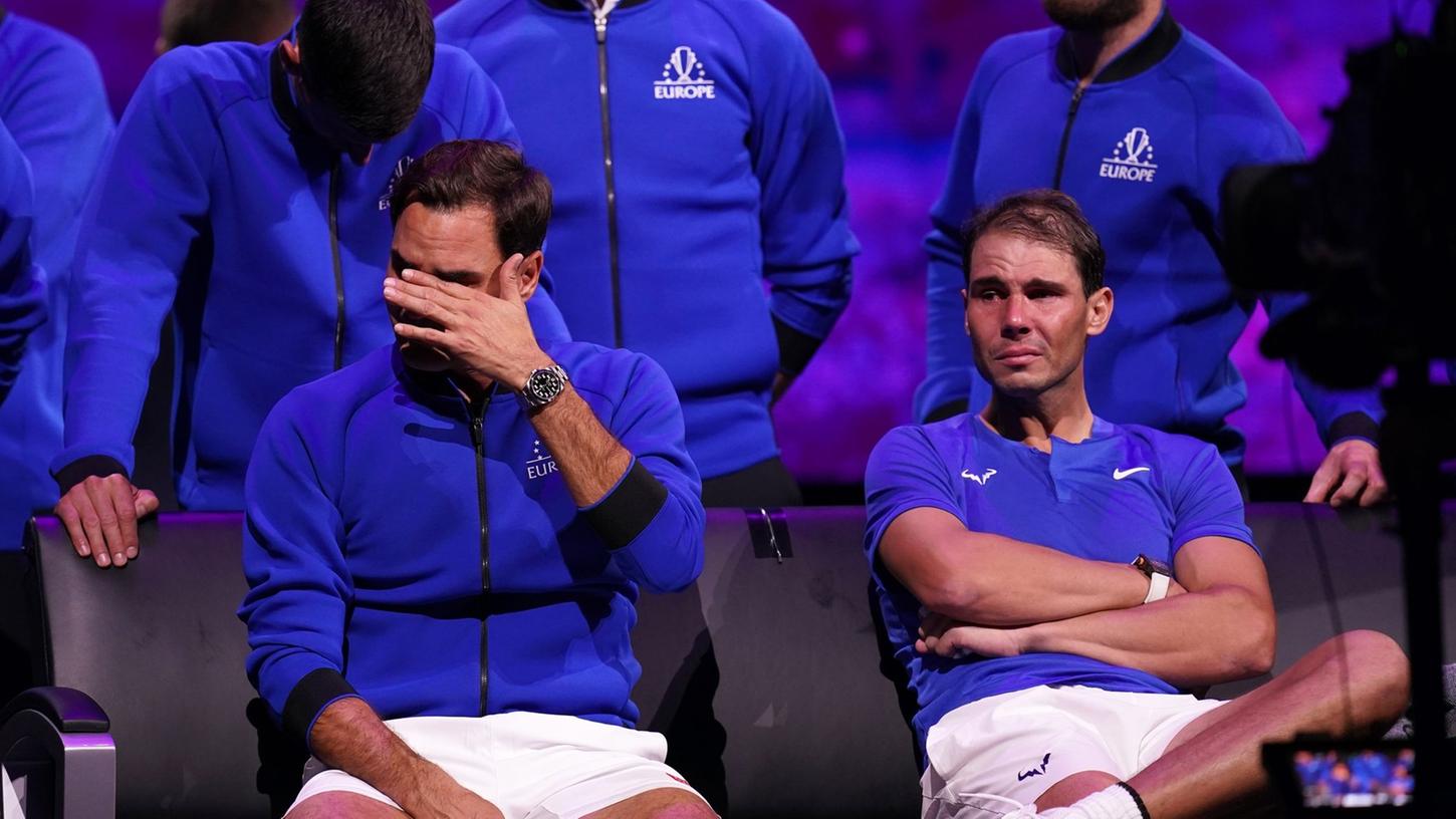 Roger Federer (l) und sein Doppelpartner Rafael Nadal vergießen nach dem Match einige Tränen. .