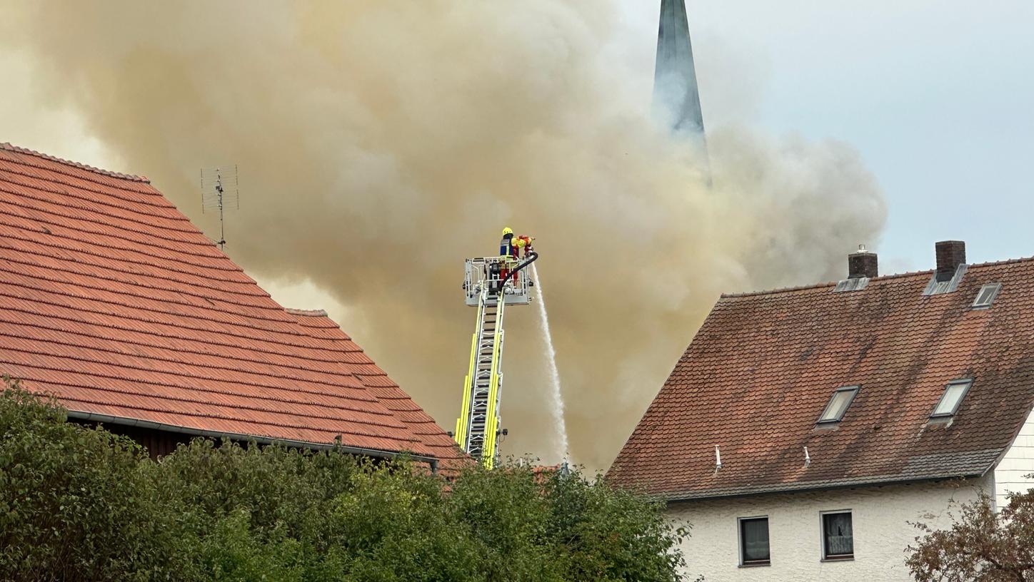Der Scheunenbrand in Thundorf im Landkreis Neumarkt verursacht eine massive Rauchentwicklung.
