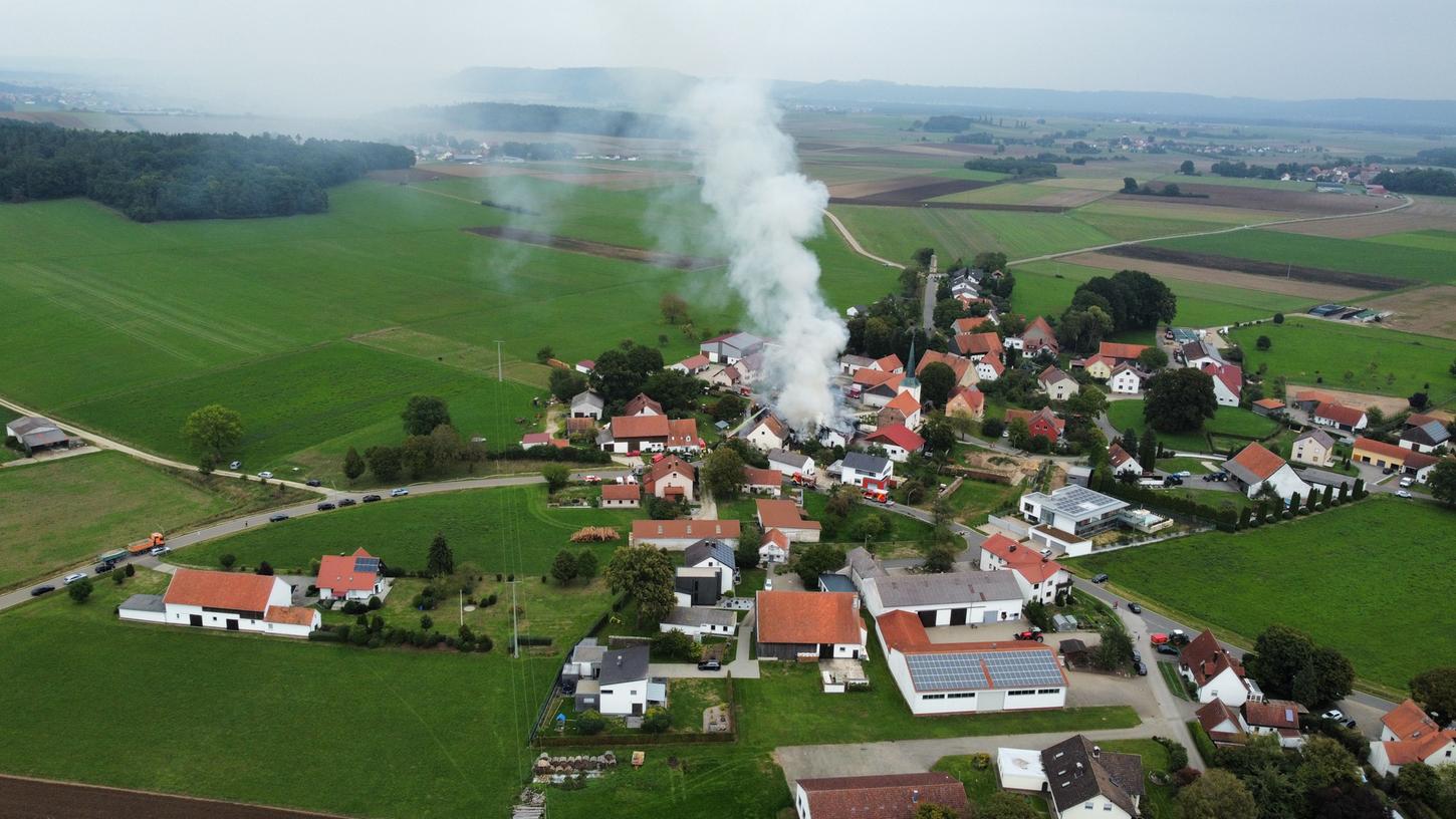 Eine riesige Rauchsäule stand über Thundorf, als die Scheune mitten im Ort brannte.