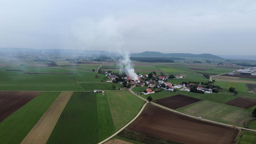 Großeinsatz der Feuerwehr in Thundorf: Scheune neben Kirche gerät in Brand