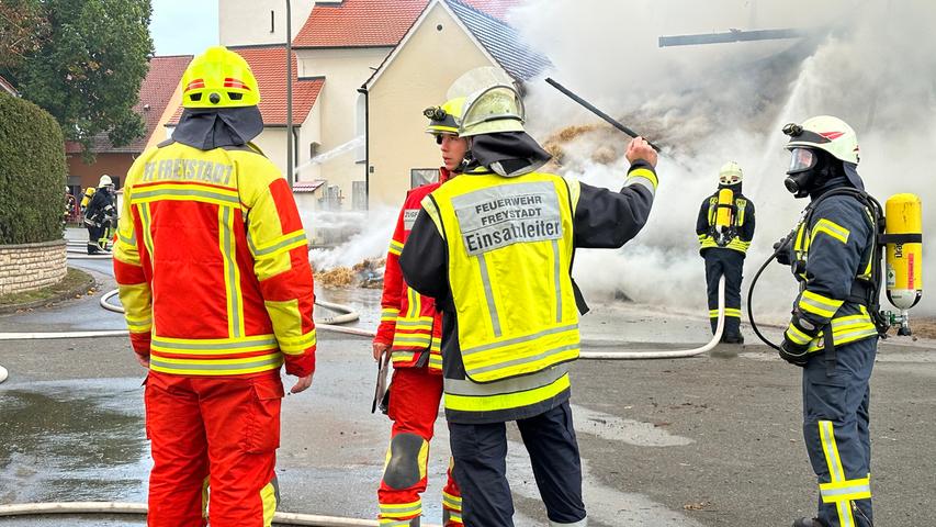 Großeinsatz der Feuerwehr in Thundorf: Scheune neben Kirche gerät in Brand