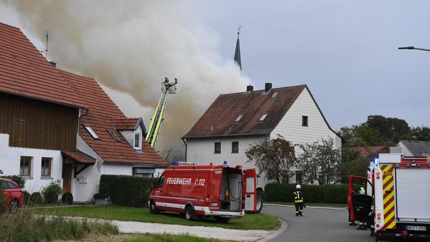 Über 150 Rettungskräfte waren im Einsatz, um den Vollbrand in Großthundorf bei Freystadt zu löschen.