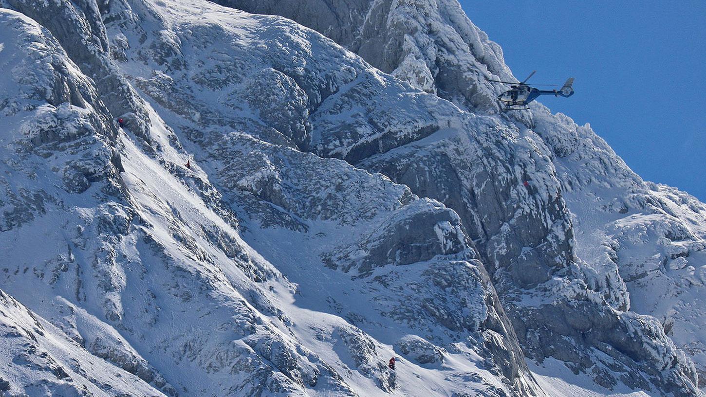 Bergretter suchen am Hochkalter bei Ramsau bei Berchtesgaden nach einem 24-jährigen Bergsteiger.