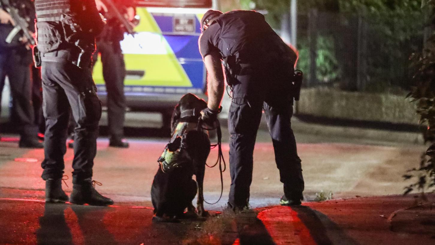 Die Polizei suchte unter anderem mit Diensthunden nach dem Mann - vergeblich. (Symbolbild)