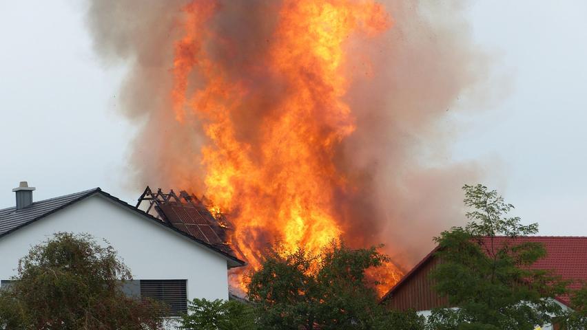 War es Brandstiftung? Scheunenbrand in Thundorf schockt Anwohner