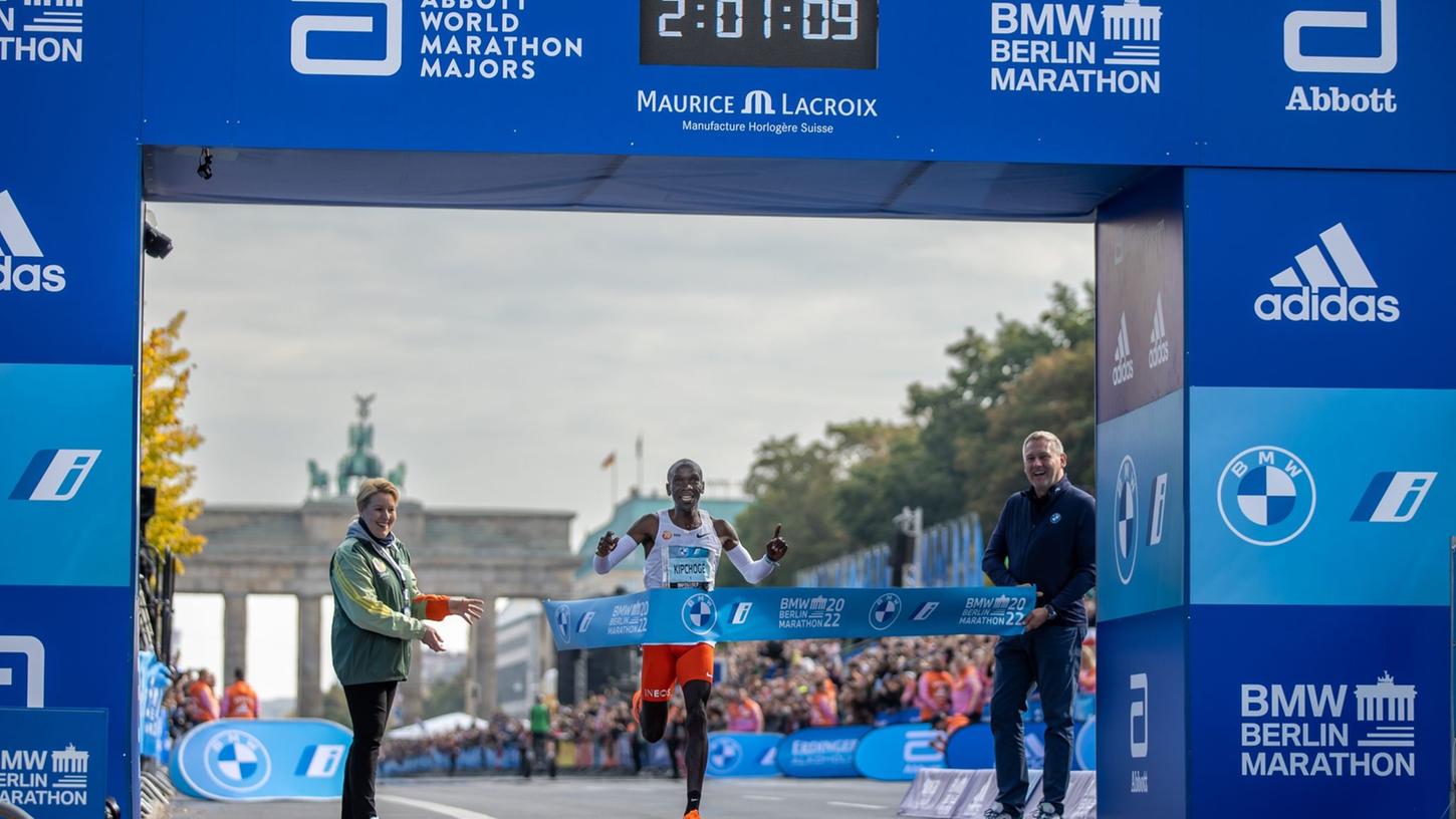 2:01:09 Stunden: Eliud Kipchoge läuft in Berlin Marathon-Weltrekord.