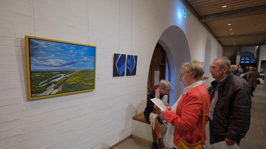 Viel in Acryl: Ein Rundgang im Reitstadel-Foyer führt den Besucher an der ganzen Breite der Begabungen, Interessen, Materialien und Themen der Kunstkreis-Mitglieder entlang.