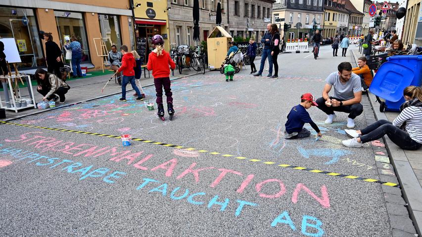 Auf der Hauptstraße durften Kinder malen und spielen.
