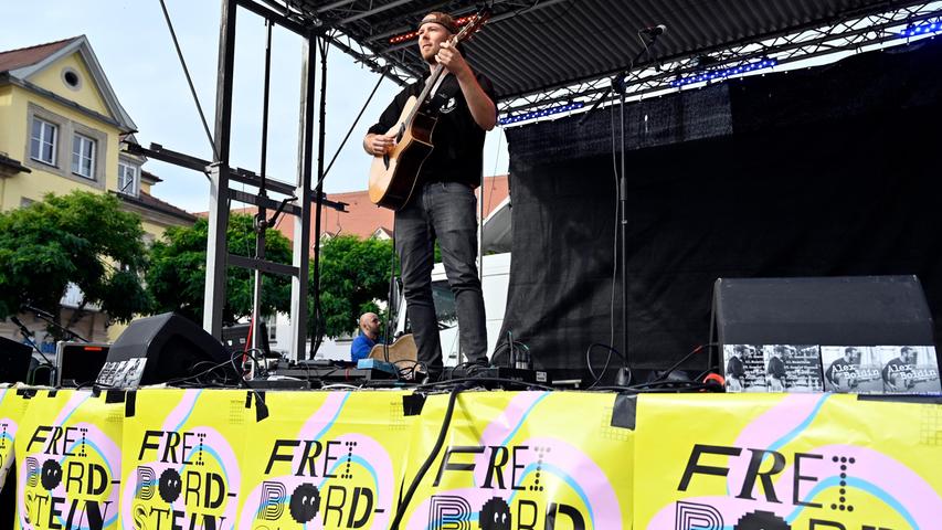 "Acoustic Fingerstyle Guitar" präsentierte Alex Boldin auf der Bühne am Martin-Luther-Platz.