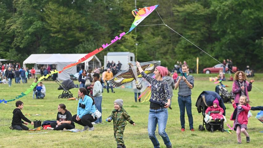 Viele Besucher, wenig Wind beim Hilpoltsteiner Drachenfest Viele Besucher, wenig Wind beim Hilpoltsteiner Drachenfest