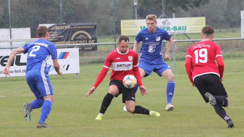 Der TSV 1860 Weißenburg (am Ball Max Pfann) und der TV Erkheim lieferten sich ein umkämpftes Landesliga-Kellerduell, das sie Gäste aus Schwaben mit 2:1 gewannen.