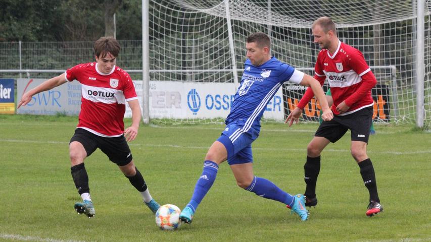 Der TSV 1860 Weißenburg (links Philipp Schwarz, rechts Johannes Mayer) und der TV Erkheim lieferten sich ein umkämpftes Landesliga-Kellerduell, das sie Gäste aus Schwaben mit 2:1 gewannen.