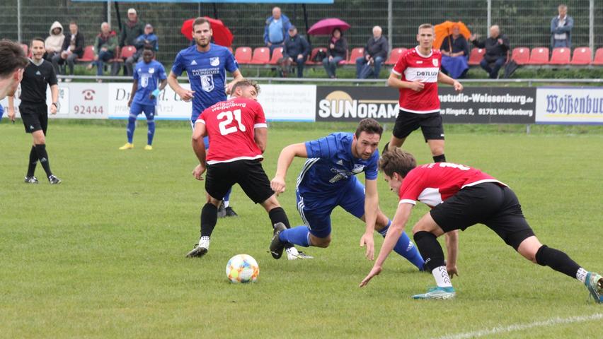 Der TSV 1860 Weißenburg (in Rot) und der TV Erkheim lieferten sich ein umkämpftes Landesliga-Kellerduell, das sie Gäste aus Schwaben mit 2:1 gewannen.