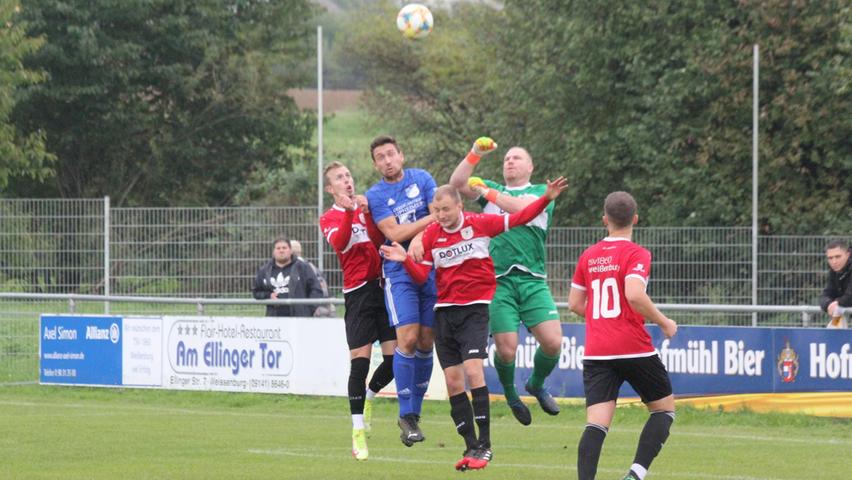 Der TSV 1860 Weißenburg (in Rot) und der TV Erkheim lieferten sich ein umkämpftes Landesliga-Kellerduell, das sie Gäste aus Schwaben mit 2:1 gewannen.