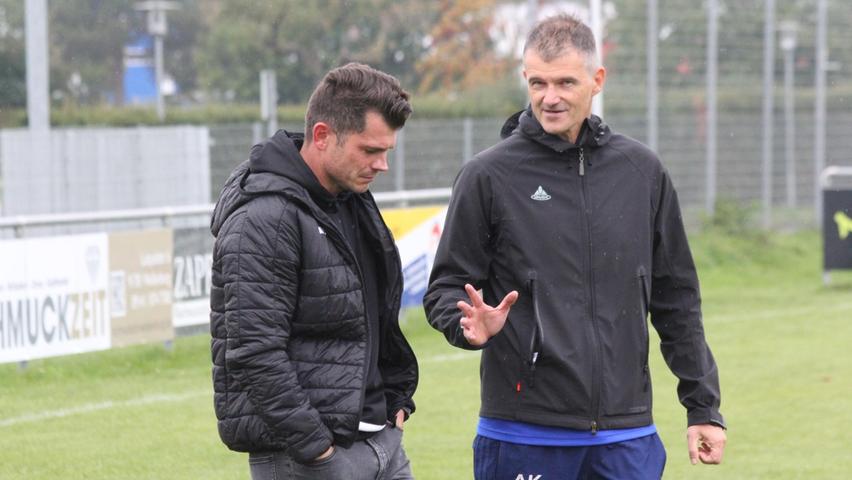 Die beiden Trainer Markus Vierke (links, Weißenburg) und Andreas Köstner (rechts) unterhielten sich nach dem Schlusspfiff über das Spiel.
