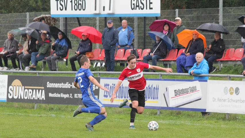 Der TSV 1860 Weißenburg (rechts Philipp Schwarz) und der TV Erkheim lieferten sich ein umkämpftes Landesliga-Kellerduell, das sie Gäste aus Schwaben mit 2:1 gewannen.