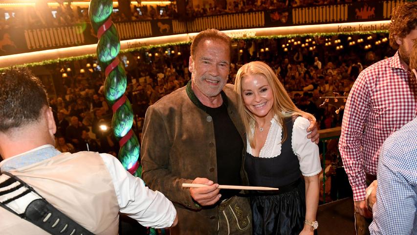 Da war sie: die international erwünschte Präsenz eines Promis. Arnold Schwarzenegger zeigte sich hier mit seiner Freundin Heather Milligan auf der Bühne des Marstall Festzelt in München.