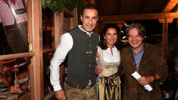 Auch Moderator Kai Pflaume (li.) ließ sich das Promischaulaufen auf der Wiesn nicht entgehen und posierte mit dem Wirtsehepaar des Käferzeltes.