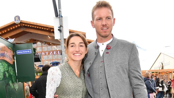 Auch der deutsche Fußballtrainer Julian Nagelsmann, begleitet von seiner Freundin Lena Wurzenberger, wollte sich das Spektakel nicht entgehen lassen.