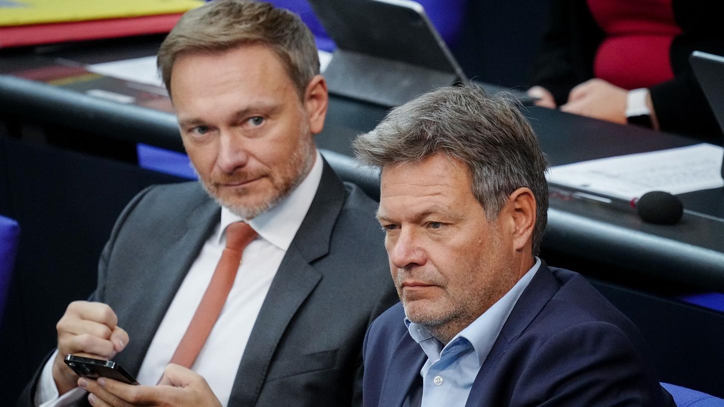 Christian Lindner (l, FDP), Bundesminister der Finanzen, und Robert Habeck (Bündnis 90/Die Grünen), Bundesminister für Wirtschaft und Klimaschutz, nehmen an der Sitzung des Bundestags teil.