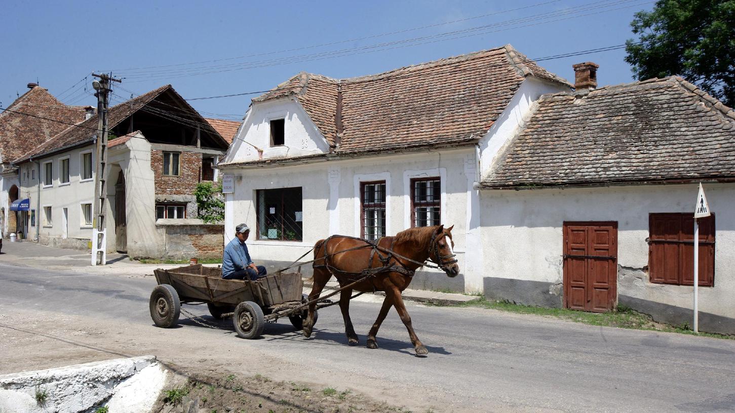 Ein Pferdewagen passiert einen Ort in Siebenbürgen. Rumänien gehört zu den osteuropäischen Ländern mit dem niedrigsten Lebensstandard.   