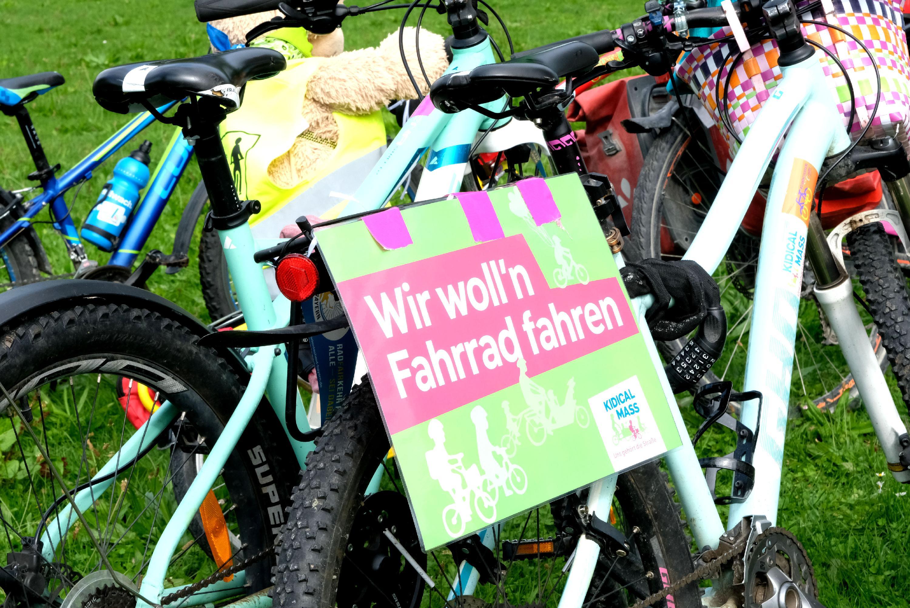 An einem Fahrrad stand auf einem Schild: "Wir woll'n Fahrrad fahren."