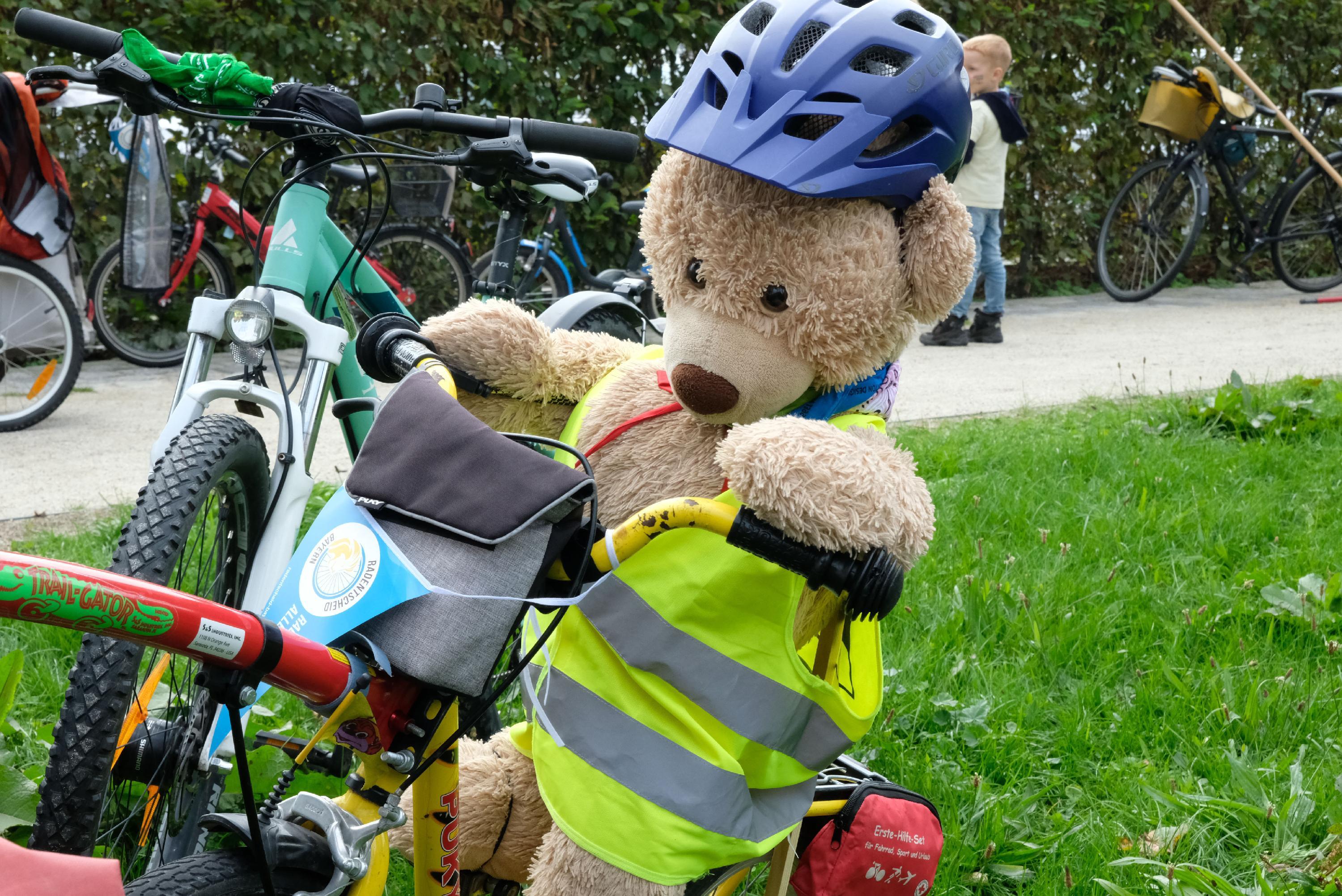 Auch ein Teddy mit Helm war bei "Kidical Mass" mit dabei.