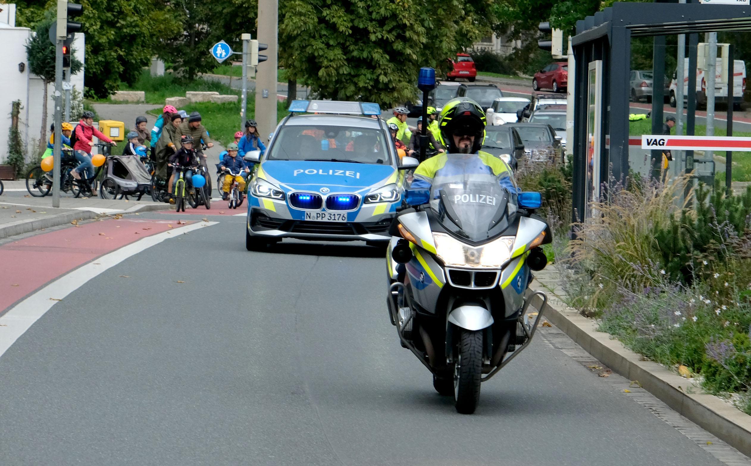 Die Demo sorgte für Verkehrsbehinderungen. Die Polizei fuhr vorneweg.